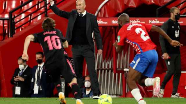 Zidane dirigiendo al Real Madrid contra el Granada / EFE