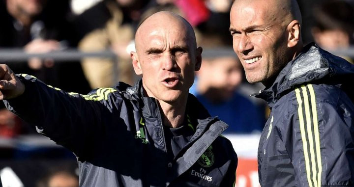 David Bettoni, aconsejando a Zinedine Zidane | EFE