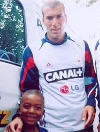 Mbappé junto con Zidane cuando era pequeño EFE