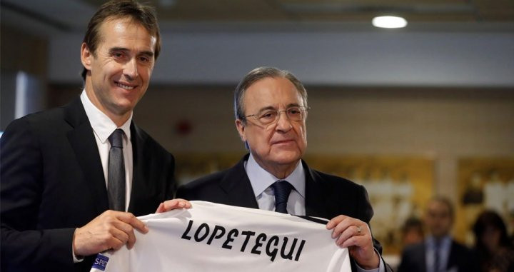 Lopetegui posa con Florentino Pérez en su presentación como entrenador del Real Madrid | EFE