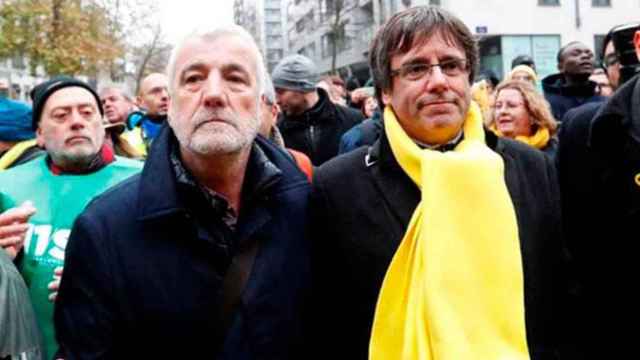 El presidente catalán prófugo, Carles Puigdemont, con Josep Maria Matamala en una manifestación / CG
