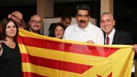 El presidente venezolano Nicolás Maduro posa con una 'estelada', símbolo del independentismo catalán, junto a miembros de la CUP / CUP