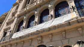 Fachada del Ayuntamiento de Lleida con sus símbolos independentistas