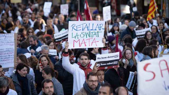 Médicos de Cataluña protestan con pancartas y batas blancas en una manifestación del sindicato Metges de Catalunya / EP