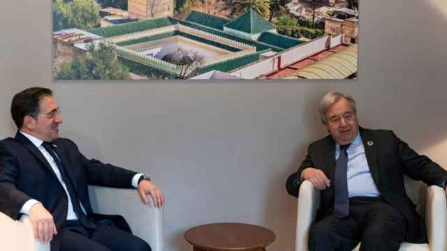 El ministro de Asuntos Exteriores, Unión Europea y Cooperación, José Manuel Albares (i), y el secretario general de Naciones Unidas, António Guterres, en el foro donde se ha visualizado el acercamiento entre España y Marruecos (d)