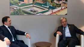El ministro de Asuntos Exteriores, Unión Europea y Cooperación, José Manuel Albares (i), y el secretario general de Naciones Unidas, António Guterres, en el foro donde se ha visualizado el acercamiento entre España y Marruecos (d)