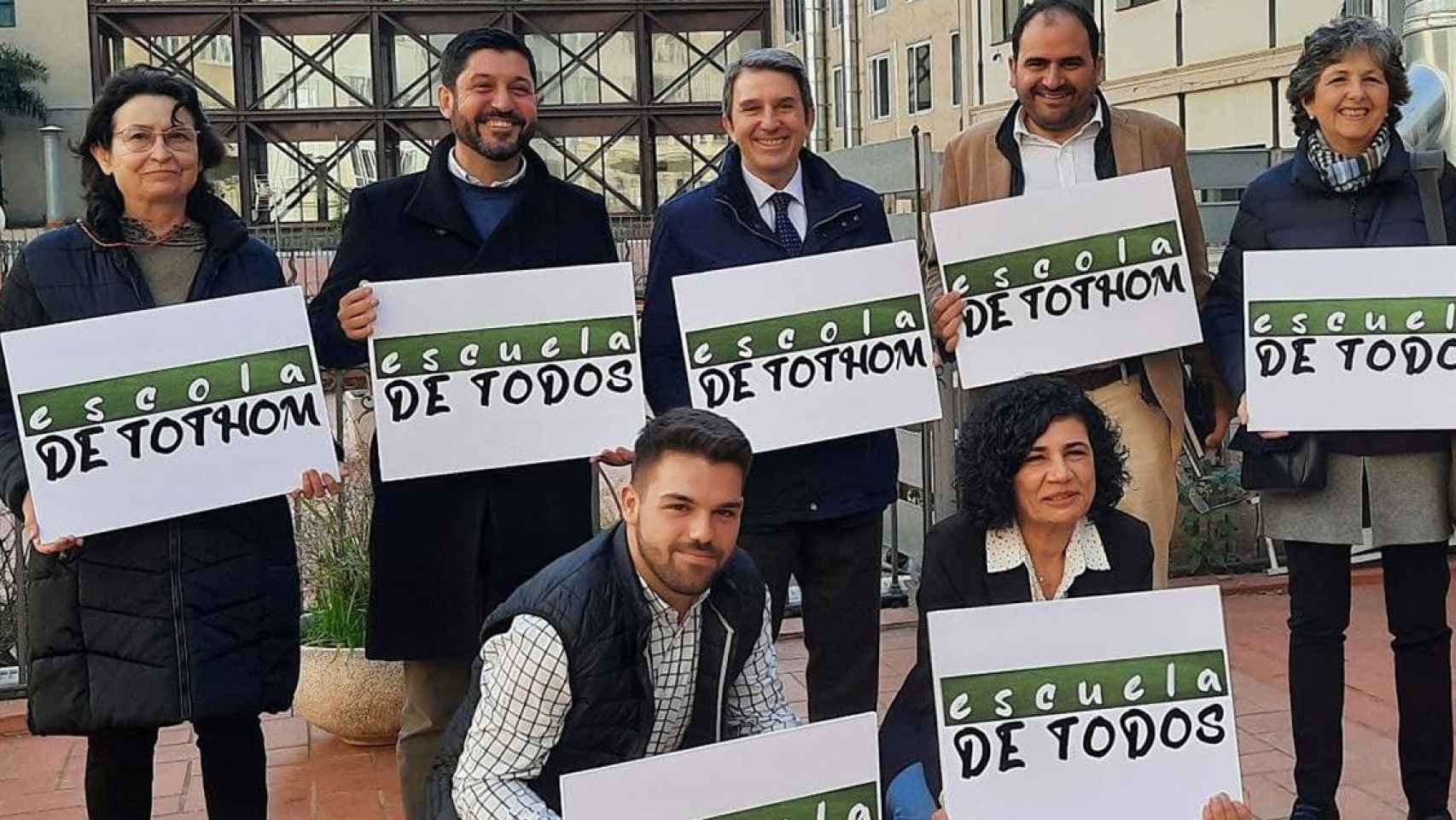 Representantes de Escuela de Todos-Escola de Tothom, entidad que ha enviado una carta a Pedro Sánchez para denunciar la discriminación lingüística / EFE