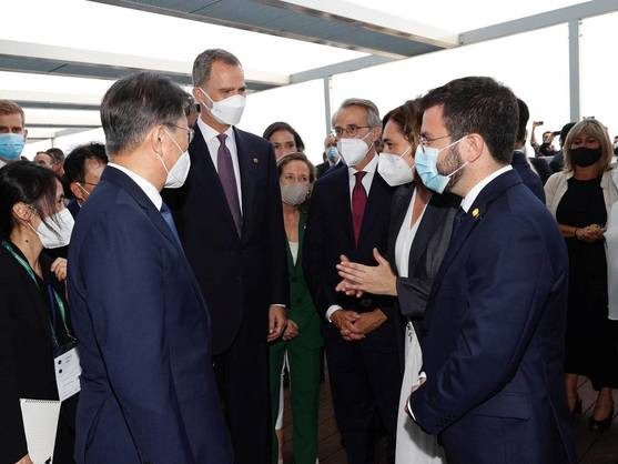 El presidente de la Generalitat, Pere Aragonès, saluda al Rey y al presidente de la República de Corea / EFE