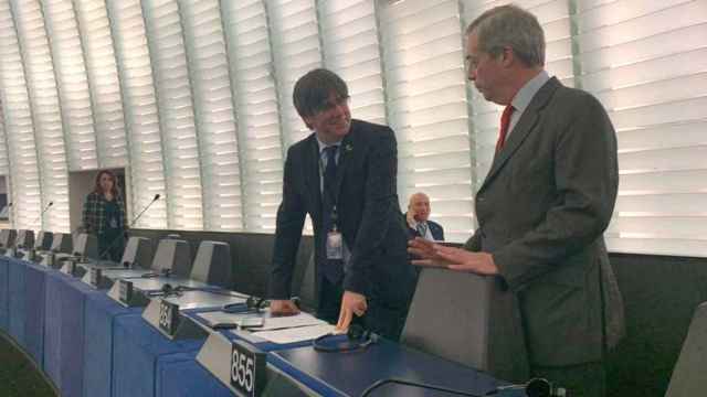 Puigdemont, con el eurófobo Farage en el Parlamento Europeo / @Nigel_Farage (TWITTER)