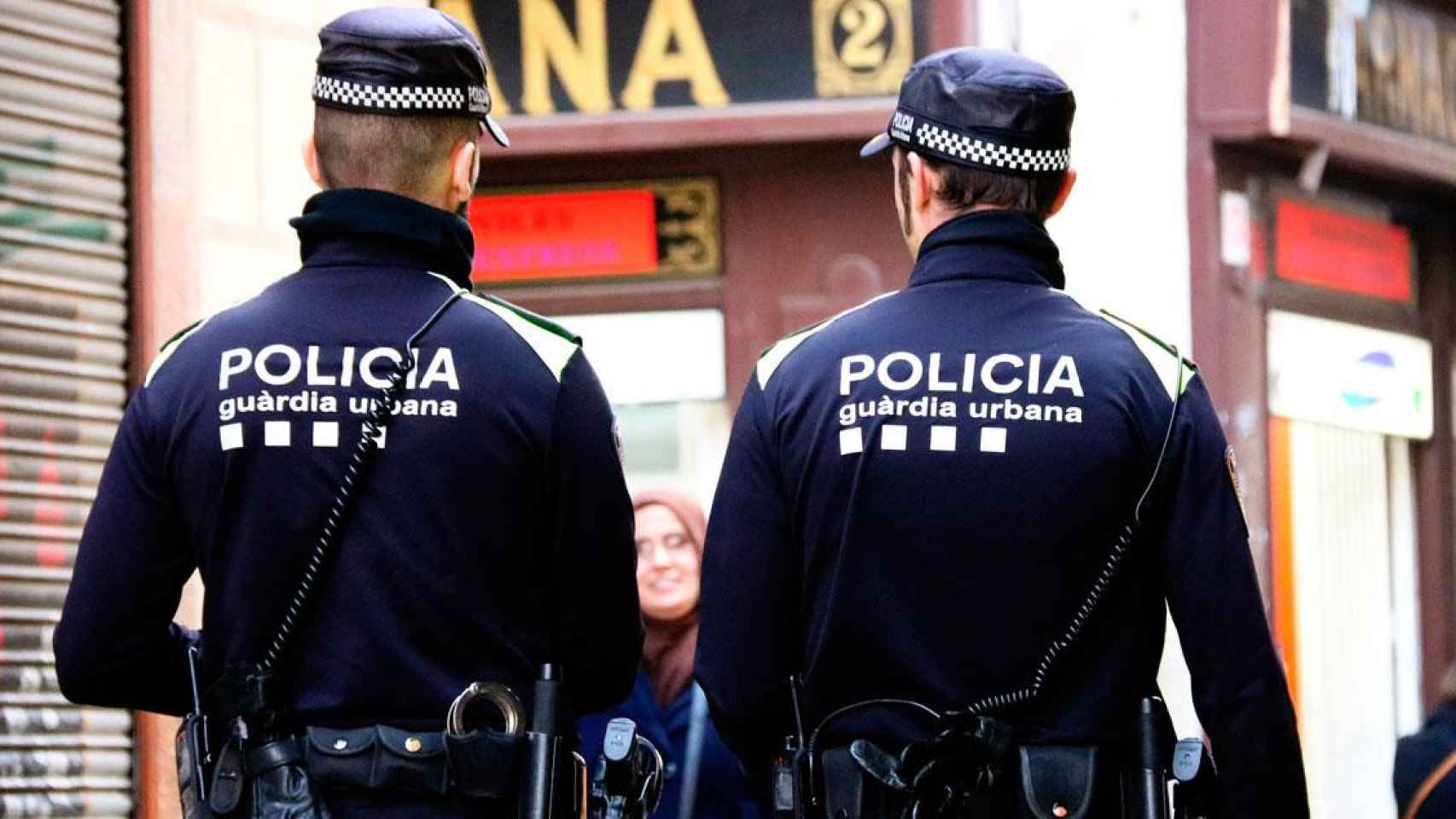 Dos agentes de la Guardia Urbana, patrullando a pie por el centro de Barcelona / CG