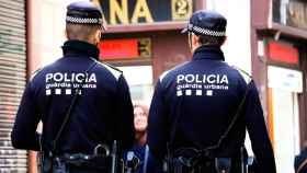 Dos agentes de la Guardia Urbana, patrullando a pie por el centro de Barcelona / CG