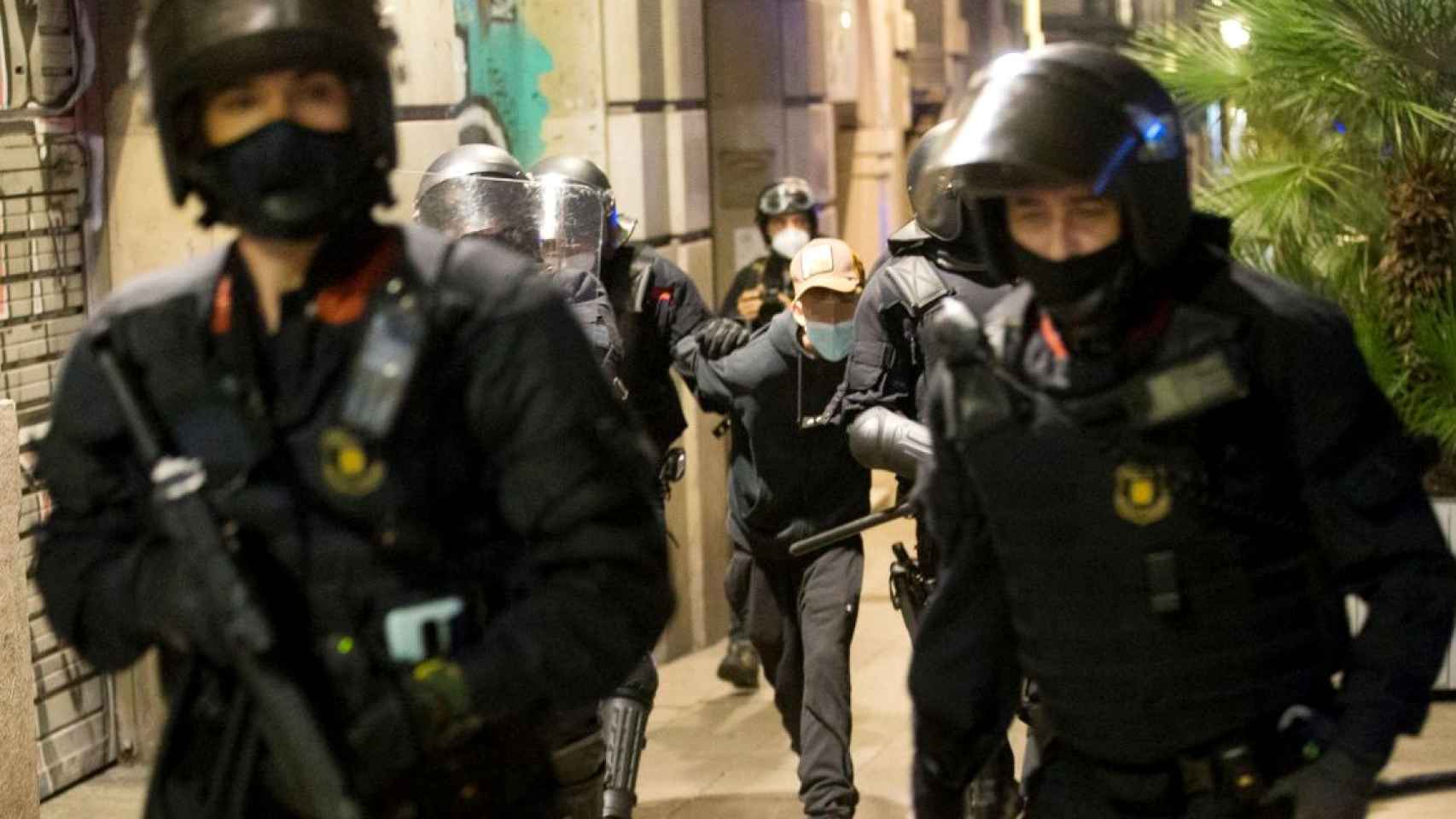 Los Mossos d'Esquadra realizando una detención durante algaradas en el casco antiguo de Barcelona / EFE