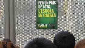 Un cartel en una escuela catalana reivindica el uso exclusivo del catalán en la educación / EFE