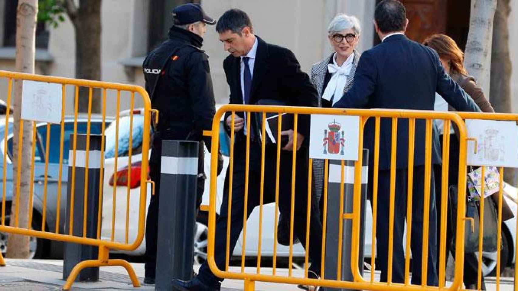 Josep Lluís Trapero, exmayor de los Mossos d'Esquadra, llegando al Tribunal Supremo acompañado de su abogada, Olga Tubau / EFE