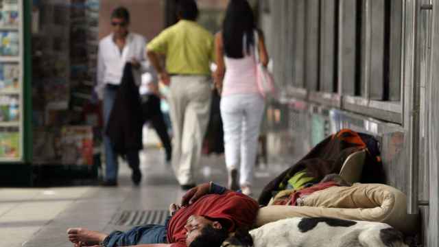 Una persona sin techo durmiendo en la calle / CG