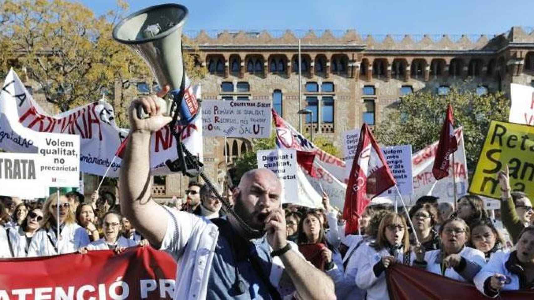 Imagen de las protestas de los médicos de atención primaria en Cataluña, los primeros trabajadores públicos que fueron a la huelga por sus condiciones laborales / EFE