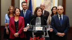 La 'número dos' del PSOE, Adriana Lastra, junto a otros diputados socialistas en el Congreso / EUROPA PRESS