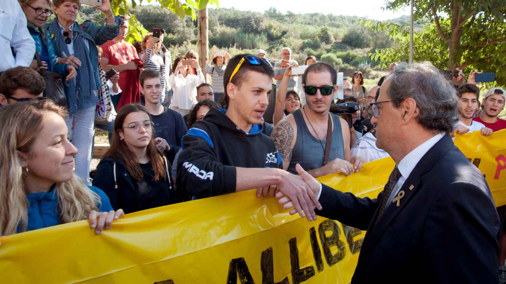 Quim Torra, saludando a unos manifestantes durante los actos del primer aniversario del 1-O en Sant Julià de Ramis / EFE