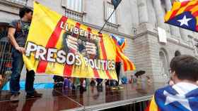 Un grupo de independentistas subidos a una plataforma en la plaza de Sant Jaume donde la asociación Hablamos Español había convocado una manifestación bajo el lema Contra la imposición lingüística y el adoctrinamiento: Libertad / EFE