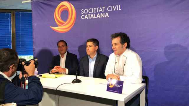 El presidente de Sociedad Civil Catalana (SCC), José Rosiñol (c) en rueda de prensa / CG