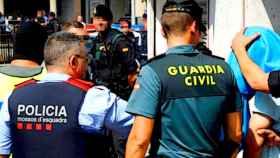 Mossos y guardias civiles, cuya falta de colaboración ha sido denunciada por el independentismo, durante la detención de uno de los implicados en los atentados de Barcelona / EFE