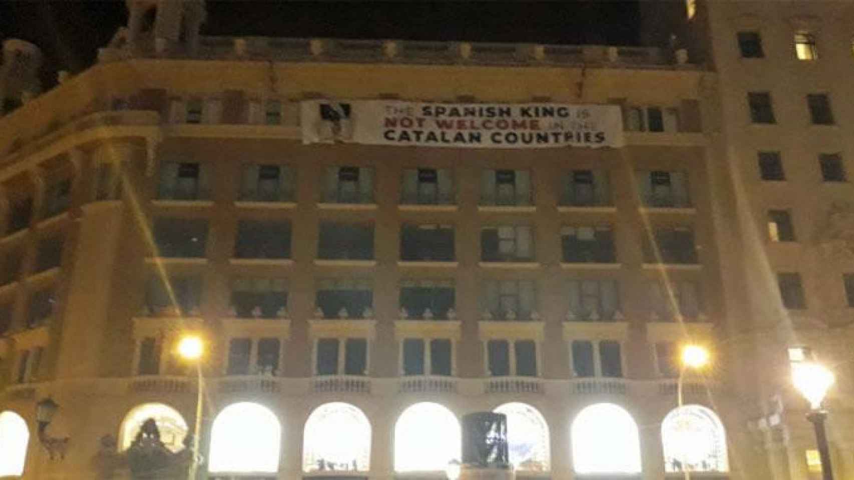 Pancarta contra el rey Felipe VI desplegada en la plaza de Cataluña de Barcelona / EUROPA PRESS