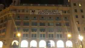 Pancarta contra el rey Felipe VI desplegada en la plaza de Cataluña de Barcelona / EUROPA PRESS