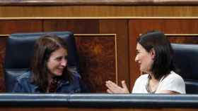 Una foto de la portavoz del PSOE, Adriana Lastra y la ministra de Sanidad, Consumo y Bienestar Social, Carmen Montón en el Congreso de los Diputados / EFE