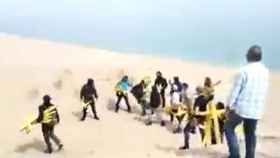 Disputa en Canet de Mar por las cruces amarillas independentistas en la arena de la playa / CG