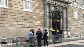 Mossos d'Esquadra y agentes de la Guardia Civil de paisano en la puerta del Palau de la Generalitat durante el registro