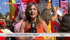 Una periodista de TV3 cubre la manifestación por la unidad de España / CG