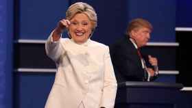 Hillary Clinton, la candidata demócrata a las elecciones de EEUU, y Donald Trump, el aspirante republicano, en el último debate antes de los comicios / EFE