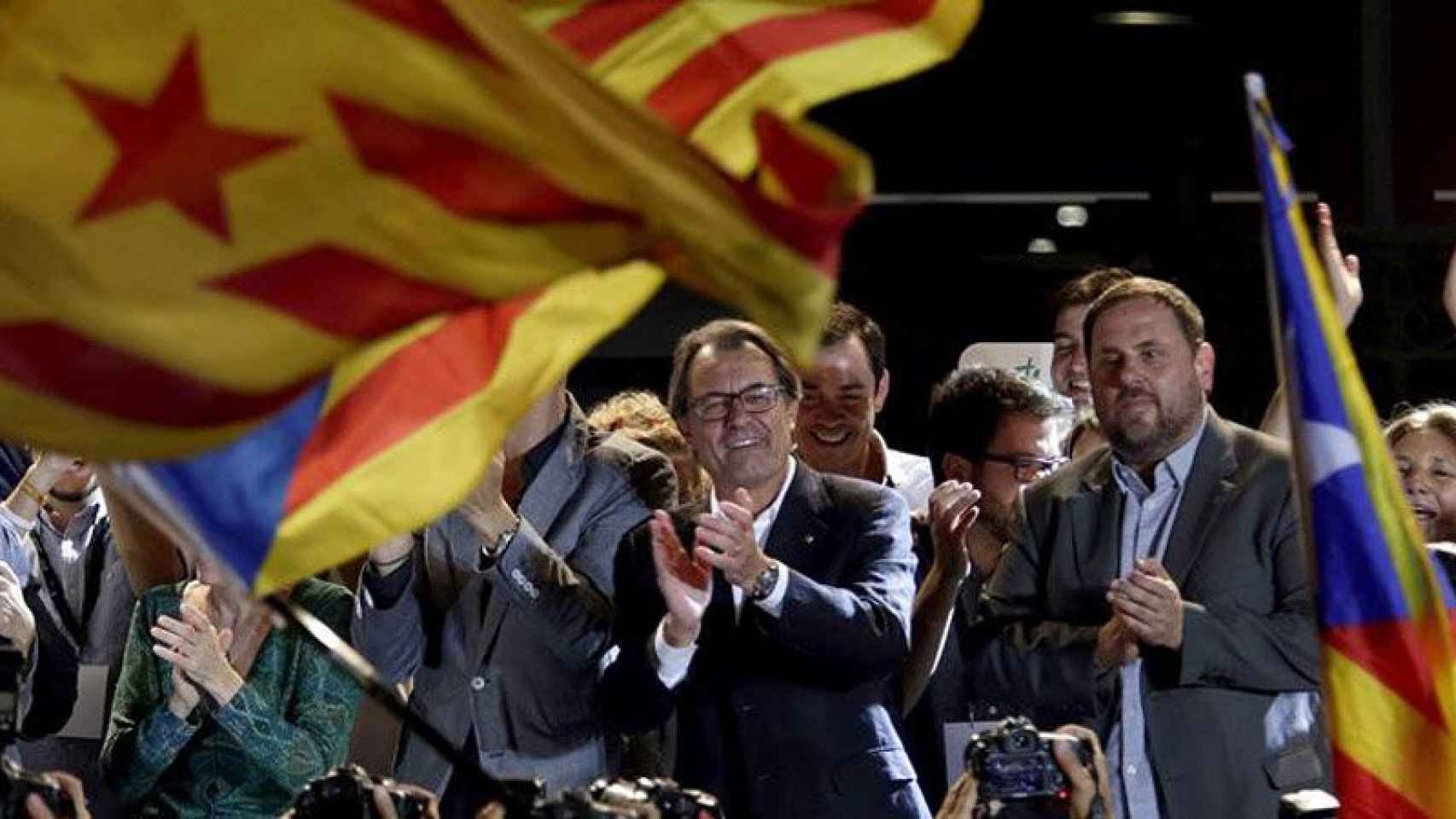 El presidente de la Generalitat, Artur Mas (izquierda), y el líder de ERC, Oriol Junqueras (derecha), en la noche electoral del 27S