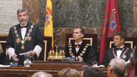 El presidente del Supremo y del CGPJ, Carlos Lesmes, durante el acto de apertura del año judicial, junto al Rey, Felipe VI, y el ministro de Justicia, Rafael Catalá.