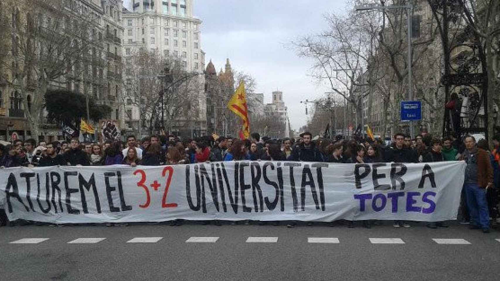 Manifestación de universitarios en el centro de Barcelona contra el 'decreto 3 2'