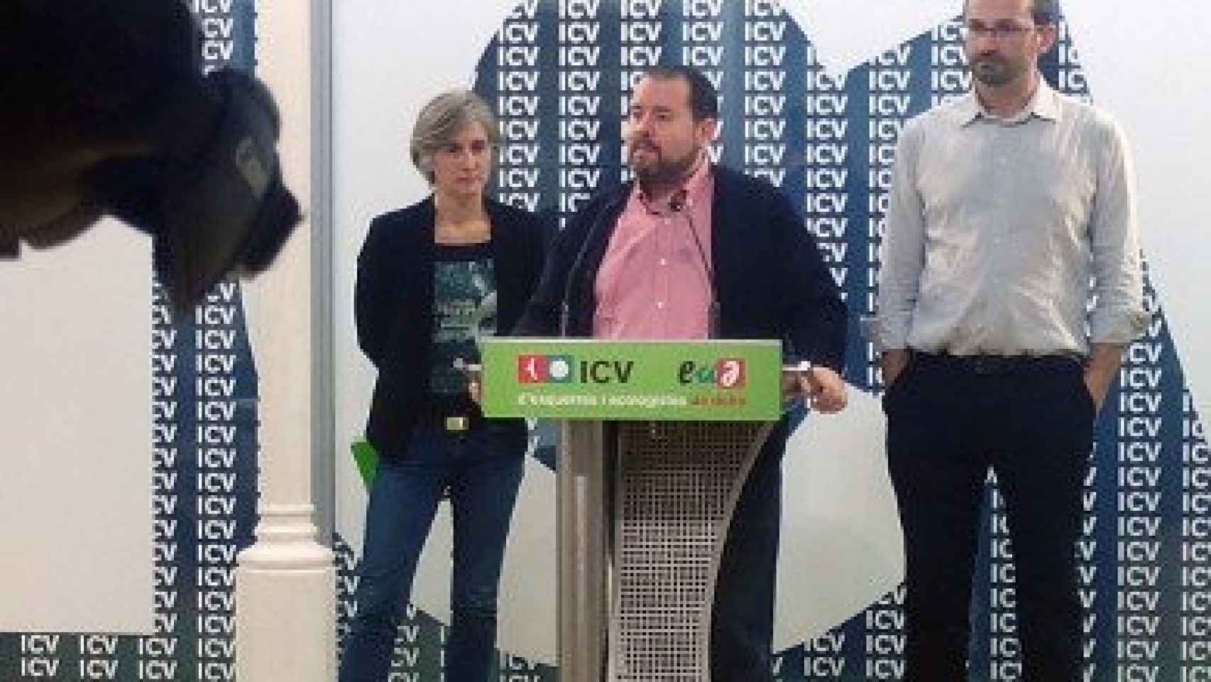 Los dos colíderes de ICV, Dolors Camats y Joan Herrera, flanqueando al consejero político de EUiA Joan Mena, en rueda de prensa.