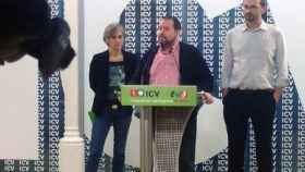 Los dos colíderes de ICV, Dolors Camats y Joan Herrera, flanqueando al consejero político de EUiA Joan Mena, en rueda de prensa.