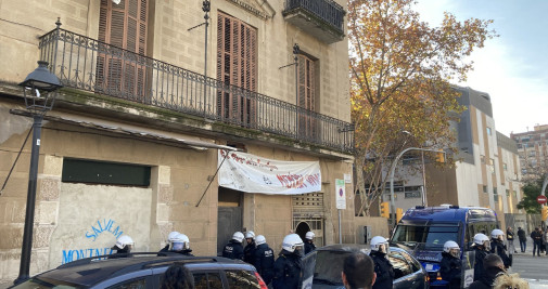 El desahucio de un edificio okupado en Barcelona - CUP