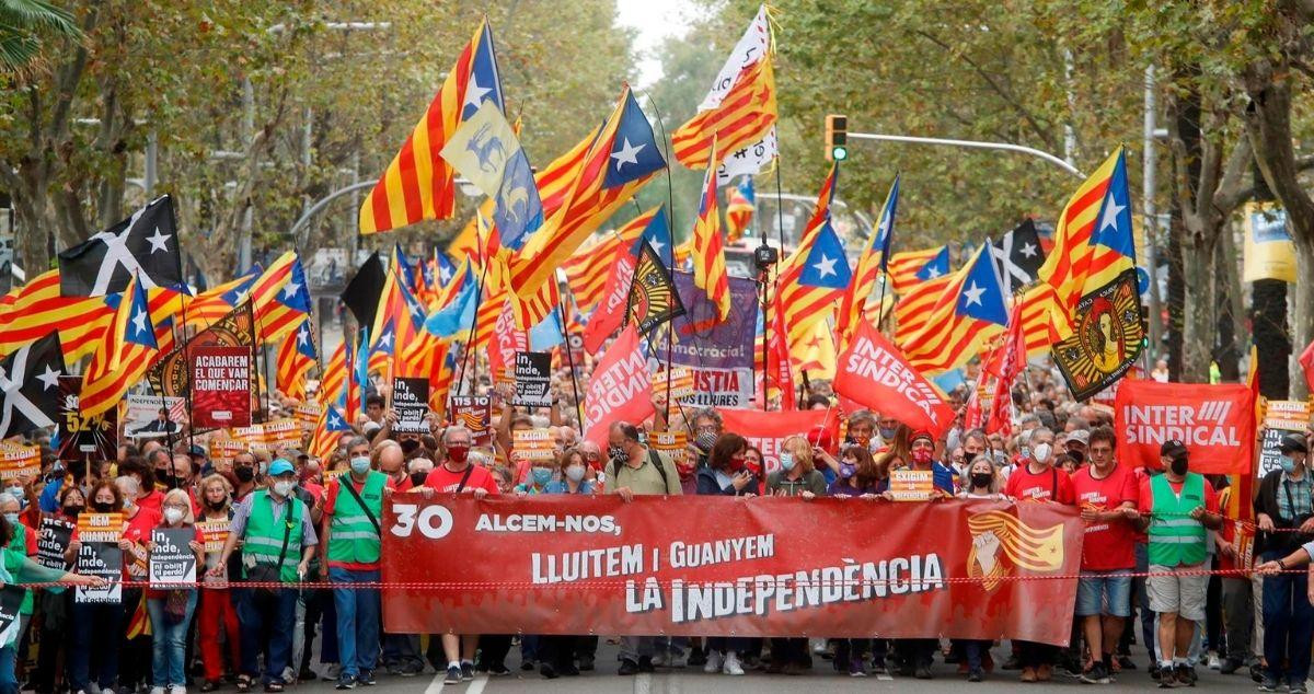 Manifestación en Barcelona convocada por la ANC para conmemorar el referéndum ilegal del 1-O / Marta Pérez (EFE)