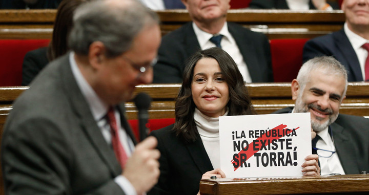 Inés Arrimadas muestra un cartel con el lema La república no existe, señor Torra en el Parlament / EFE
