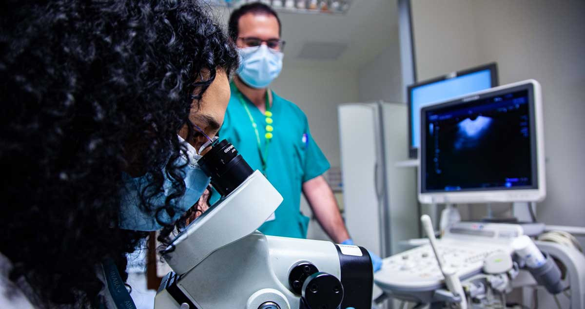 Dos medios del servicio de ginecología analizan muestras para detectar el virus del papiloma humano / EUROPA PRESS