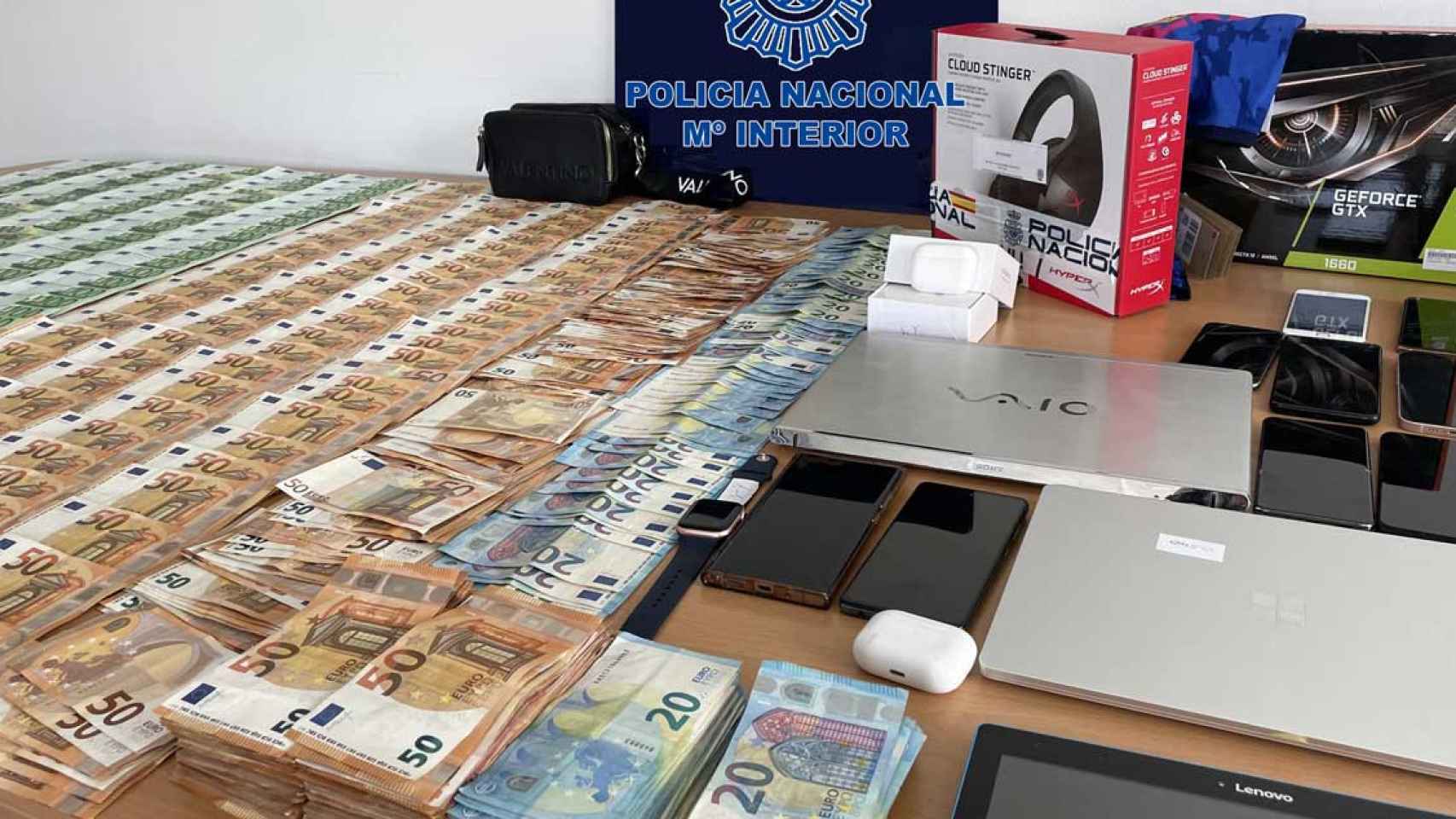 Dinero intervenido a la organización criminal que estafó más de 100.000 euros con el método ‘smishing’ / CNP