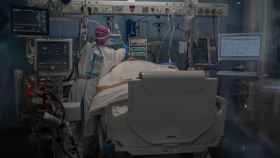 Un enfermero de un hospital de Cataluña atiende a un paciente ingresado en la uci por Covid-19 / David Zorrakino (EP)