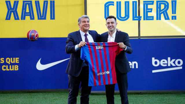 El nuevo entrenador del Barça, Xavi Hernández, junto al presidente del club, Joan Laporta, en la presentación del técnico / Alejandro García (EFE)