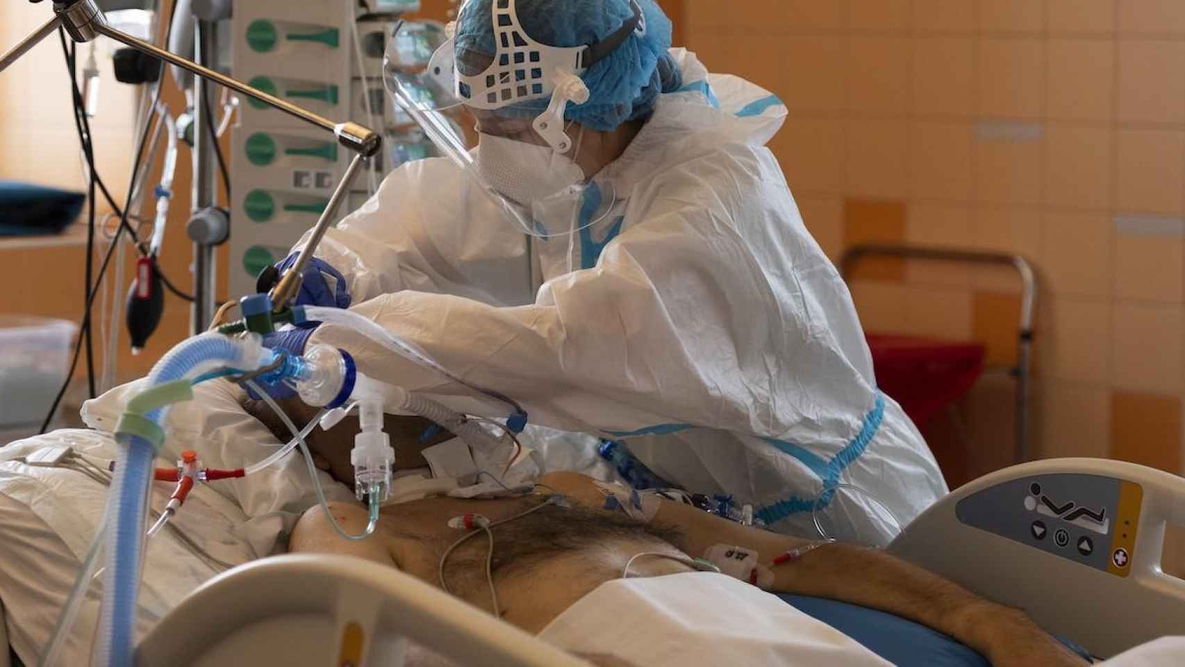 Paciente ingresado por Covid-19 en un hospital de Cataluña / EP