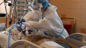 Paciente ingresado por Covid-19 en un hospital de Cataluña / EP