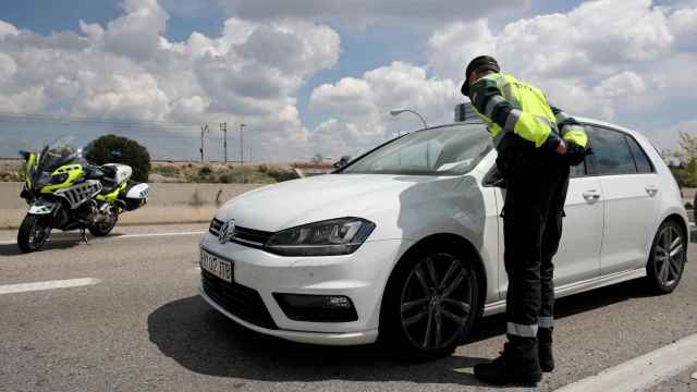 Un guardia civil se apresta a multar a un vehículo / EP