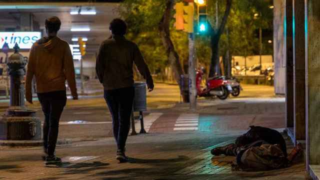 Uno de los indigentes que duermen en las calles de Barcelona en plena pandemia / ARRELS