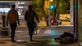 Uno de los indigentes que duermen en las calles de Barcelona en plena pandemia / ARRELS