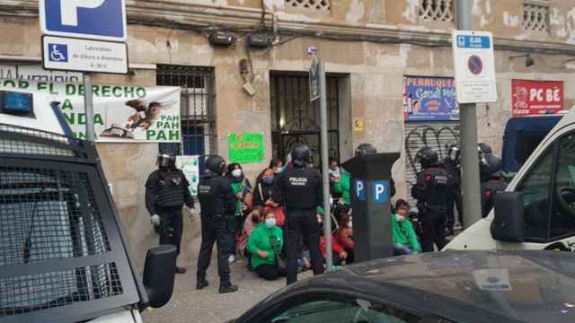 Activistas y agentes de Mossos durante el desalojo en Barcelona / PAH BARCELONA